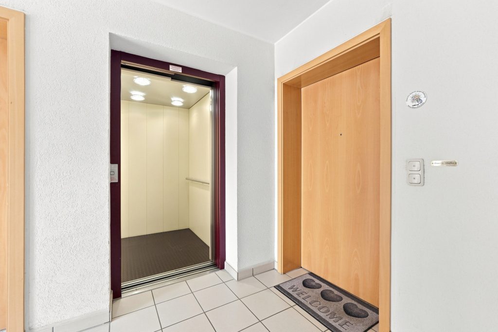 Gütelhöfer Immobilien - Immobilienangebot - Brühl - Alle - Bezugsfreie und stilvolle Erdgeschosswohnung mit Garten, Fußbodenheizung und Tiefgaragenstellplatz