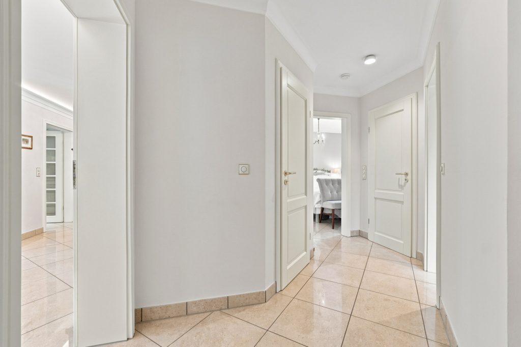 Gütelhöfer Immobilien - Immobilienangebot - Brühl - Alle - Bezugsfreie und stilvolle Erdgeschosswohnung mit Garten, Fußbodenheizung und Tiefgaragenstellplatz