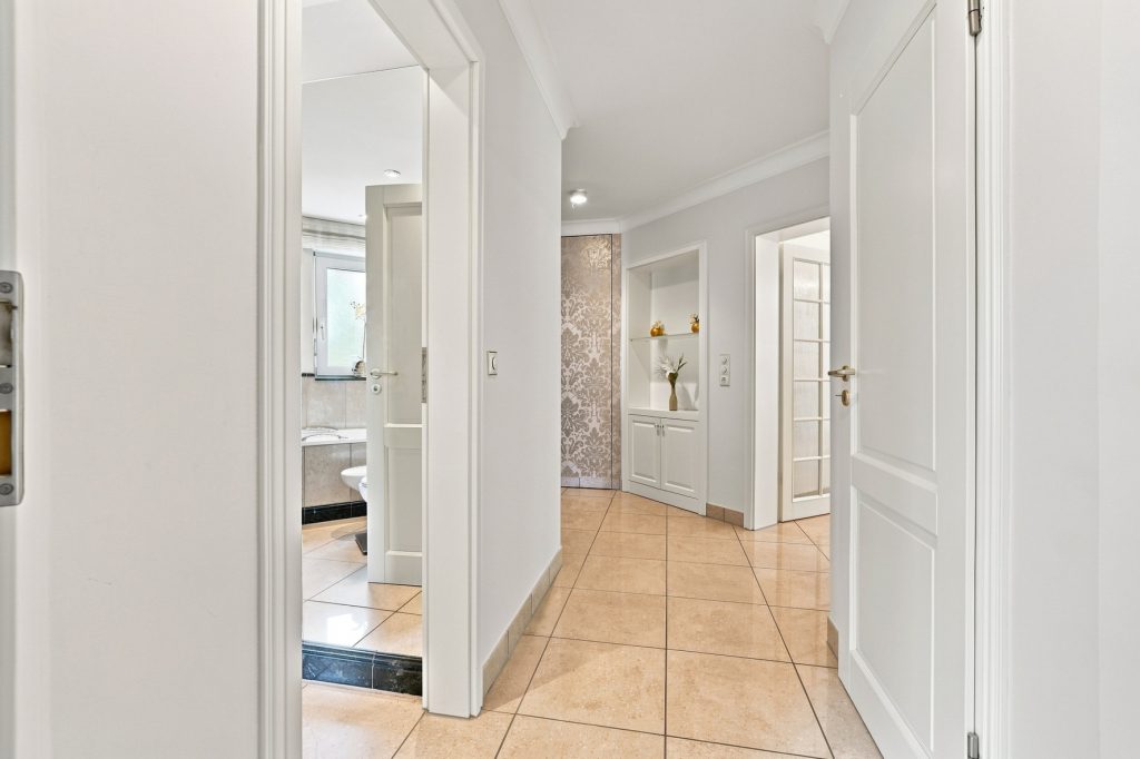 Gütelhöfer Immobilien - Immobilienangebot - Brühl - Alle - Bezugsfreie und stilvolle Erdgeschosswohnung mit Garten, Fußbodenheizung und Tiefgaragenstellplatz