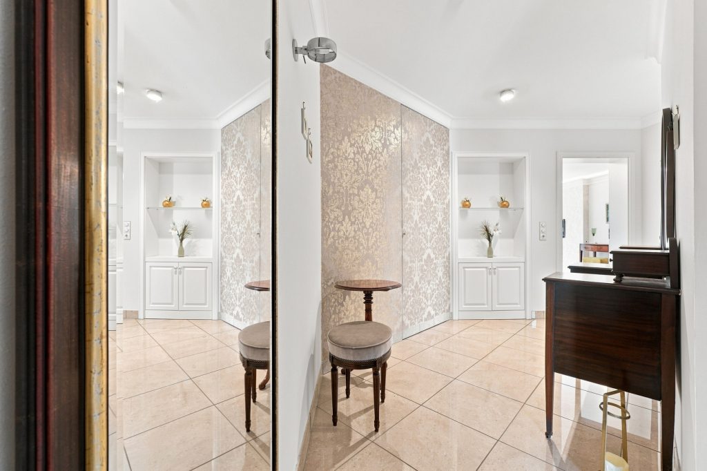 Gütelhöfer Immobilien - Immobilienangebot - Brühl - Alle - Bezugsfreie und stilvolle Erdgeschosswohnung mit Garten, Fußbodenheizung und Tiefgaragenstellplatz