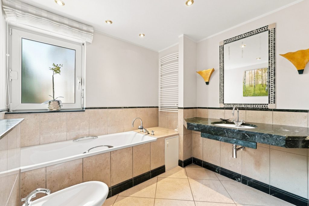 Gütelhöfer Immobilien - Immobilienangebot - Brühl - Alle - Bezugsfreie und stilvolle Erdgeschosswohnung mit Garten, Fußbodenheizung und Tiefgaragenstellplatz