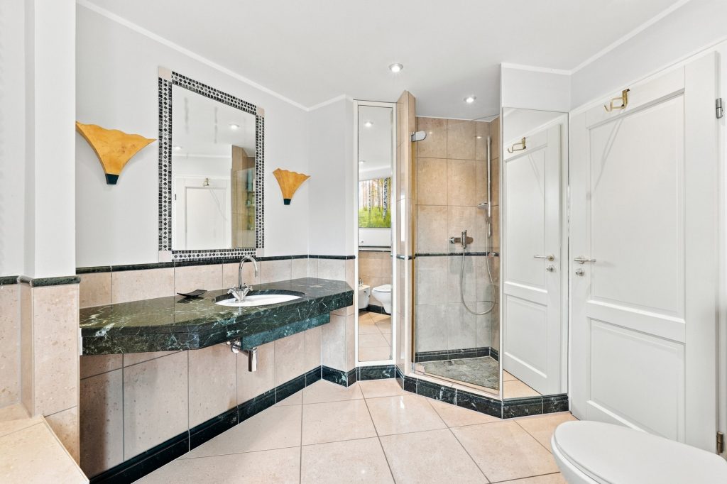 Gütelhöfer Immobilien - Immobilienangebot - Brühl - Alle - Bezugsfreie und stilvolle Erdgeschosswohnung mit Garten, Fußbodenheizung und Tiefgaragenstellplatz
