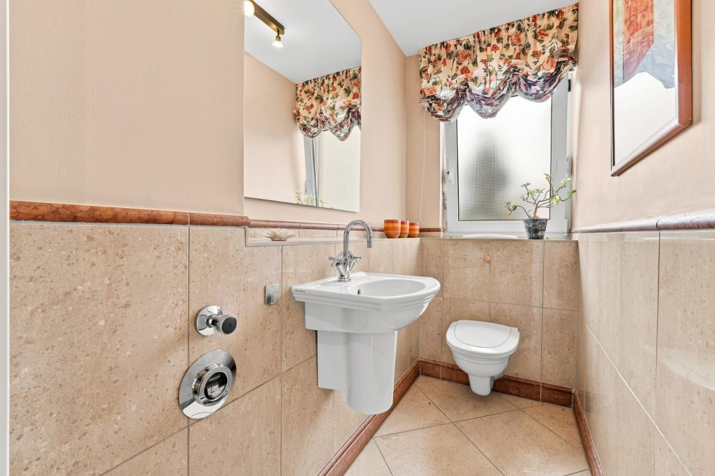 Gütelhöfer Immobilien - Immobilienangebot - Brühl - Alle - Bezugsfreie und stilvolle Erdgeschosswohnung mit Garten, Fußbodenheizung und Tiefgaragenstellplatz