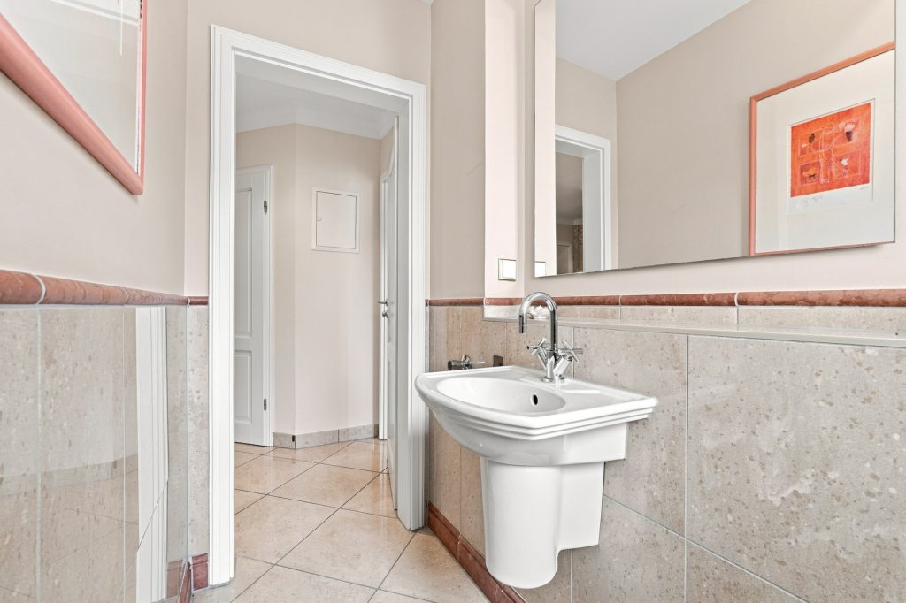 Gütelhöfer Immobilien - Immobilienangebot - Brühl - Alle - Bezugsfreie und stilvolle Erdgeschosswohnung mit Garten, Fußbodenheizung und Tiefgaragenstellplatz