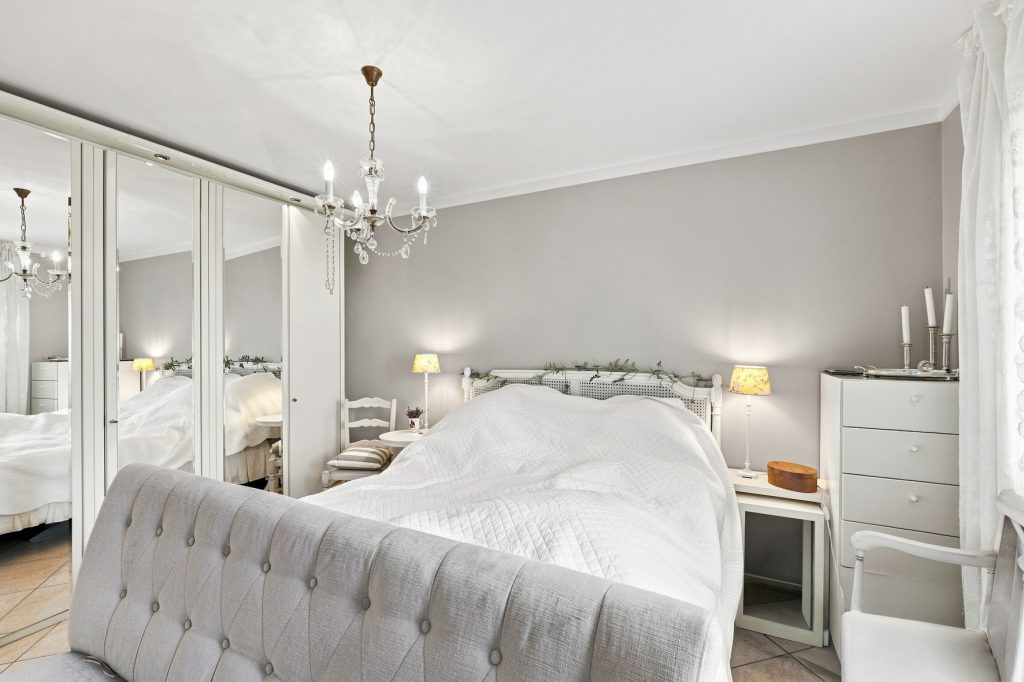 Gütelhöfer Immobilien - Immobilienangebot - Brühl - Alle - Bezugsfreie und stilvolle Erdgeschosswohnung mit Garten, Fußbodenheizung und Tiefgaragenstellplatz