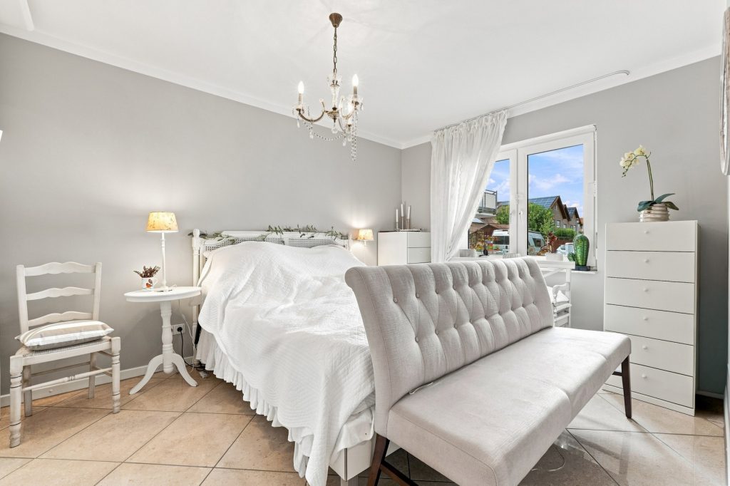 Gütelhöfer Immobilien - Immobilienangebot - Brühl - Alle - Bezugsfreie und stilvolle Erdgeschosswohnung mit Garten, Fußbodenheizung und Tiefgaragenstellplatz