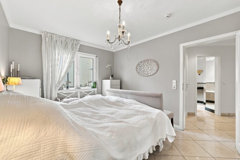 Gütelhöfer Immobilien - Immobilienangebot - Brühl - Alle - Bezugsfreie und stilvolle Erdgeschosswohnung mit Garten, Fußbodenheizung und Tiefgaragenstellplatz