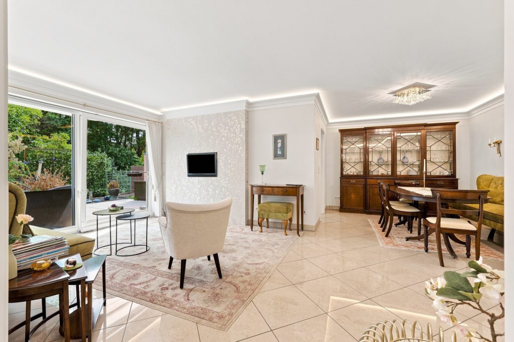Gütelhöfer Immobilien - Immobilienangebot - Brühl - Alle - Bezugsfreie und stilvolle Erdgeschosswohnung mit Garten, Fußbodenheizung und Tiefgaragenstellplatz