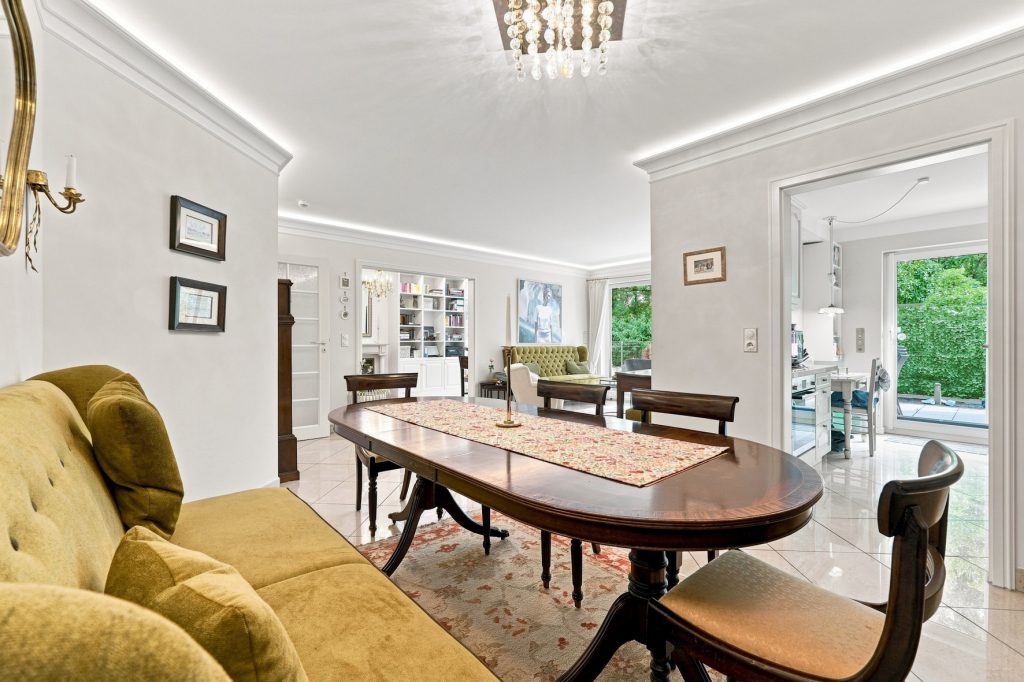 Gütelhöfer Immobilien - Immobilienangebot - Brühl - Alle - Bezugsfreie und stilvolle Erdgeschosswohnung mit Garten, Fußbodenheizung und Tiefgaragenstellplatz