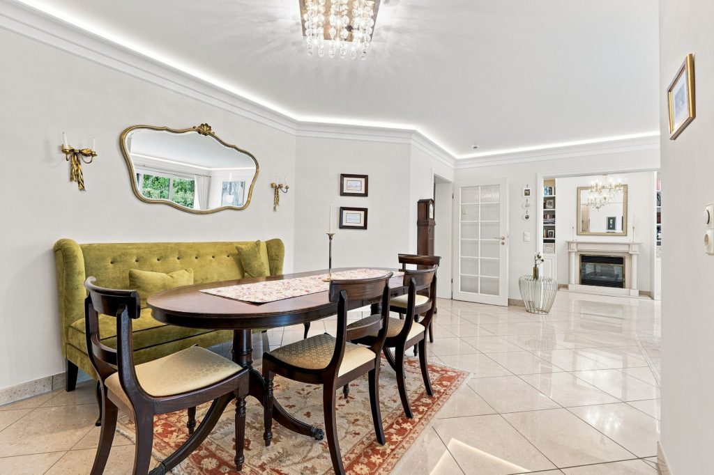 Gütelhöfer Immobilien - Immobilienangebot - Brühl - Alle - Bezugsfreie und stilvolle Erdgeschosswohnung mit Garten, Fußbodenheizung und Tiefgaragenstellplatz