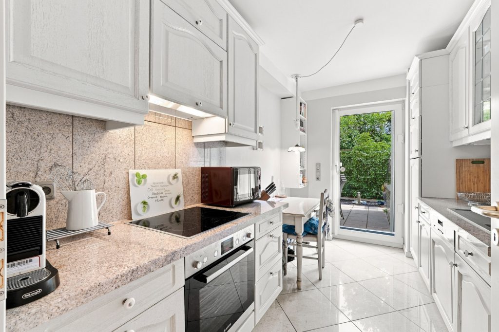 Gütelhöfer Immobilien - Immobilienangebot - Brühl - Alle - Bezugsfreie und stilvolle Erdgeschosswohnung mit Garten, Fußbodenheizung und Tiefgaragenstellplatz