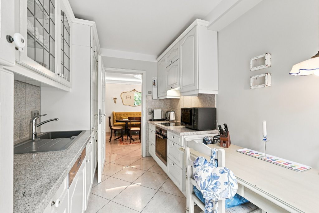 Gütelhöfer Immobilien - Immobilienangebot - Brühl - Alle - Bezugsfreie und stilvolle Erdgeschosswohnung mit Garten, Fußbodenheizung und Tiefgaragenstellplatz