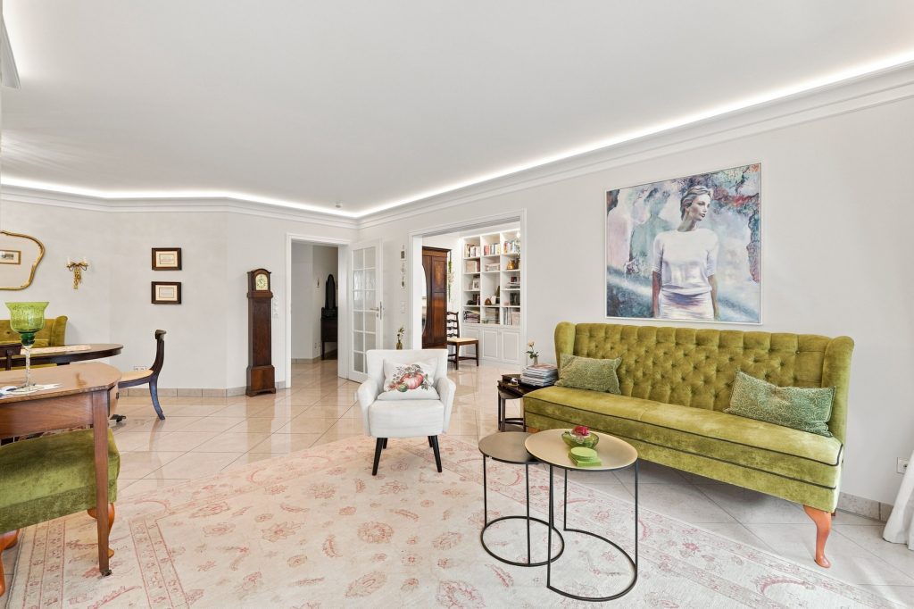 Gütelhöfer Immobilien - Immobilienangebot - Brühl - Alle - Bezugsfreie und stilvolle Erdgeschosswohnung mit Garten, Fußbodenheizung und Tiefgaragenstellplatz