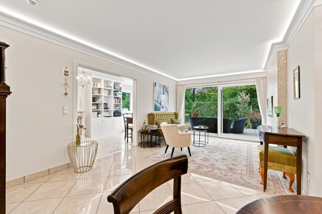 Gütelhöfer Immobilien - Immobilienangebot - Brühl - Alle - Bezugsfreie und stilvolle Erdgeschosswohnung mit Garten, Fußbodenheizung und Tiefgaragenstellplatz