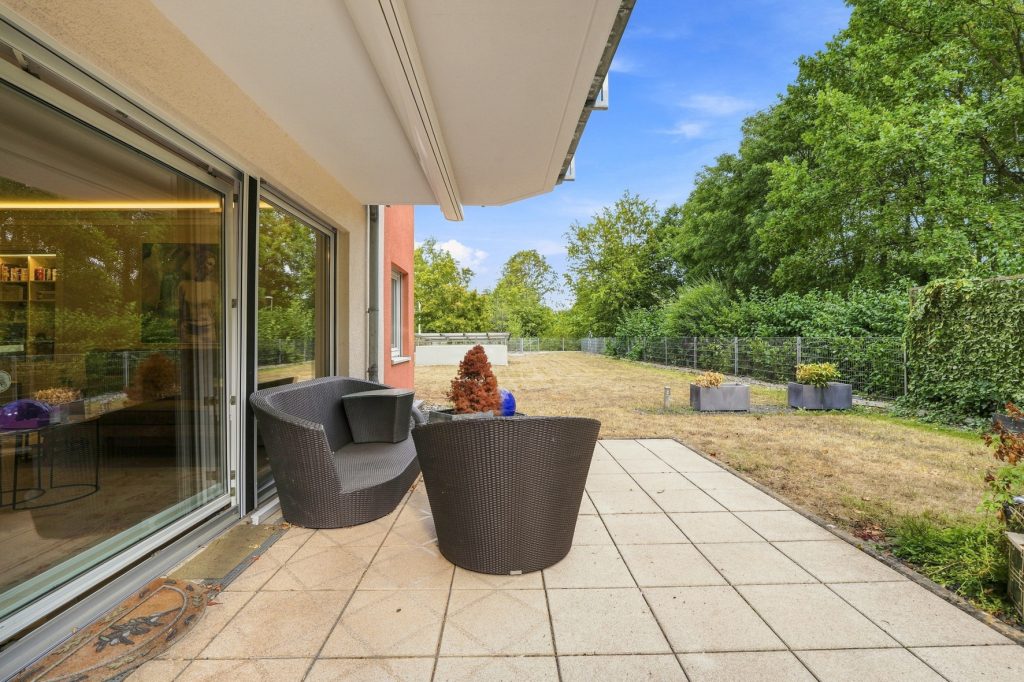 Gütelhöfer Immobilien - Immobilienangebot - Brühl - Alle - Bezugsfreie und stilvolle Erdgeschosswohnung mit Garten, Fußbodenheizung und Tiefgaragenstellplatz