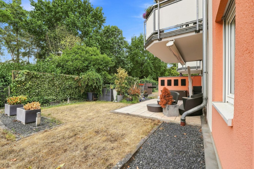 Gütelhöfer Immobilien - Immobilienangebot - Brühl - Alle - Bezugsfreie und stilvolle Erdgeschosswohnung mit Garten, Fußbodenheizung und Tiefgaragenstellplatz
