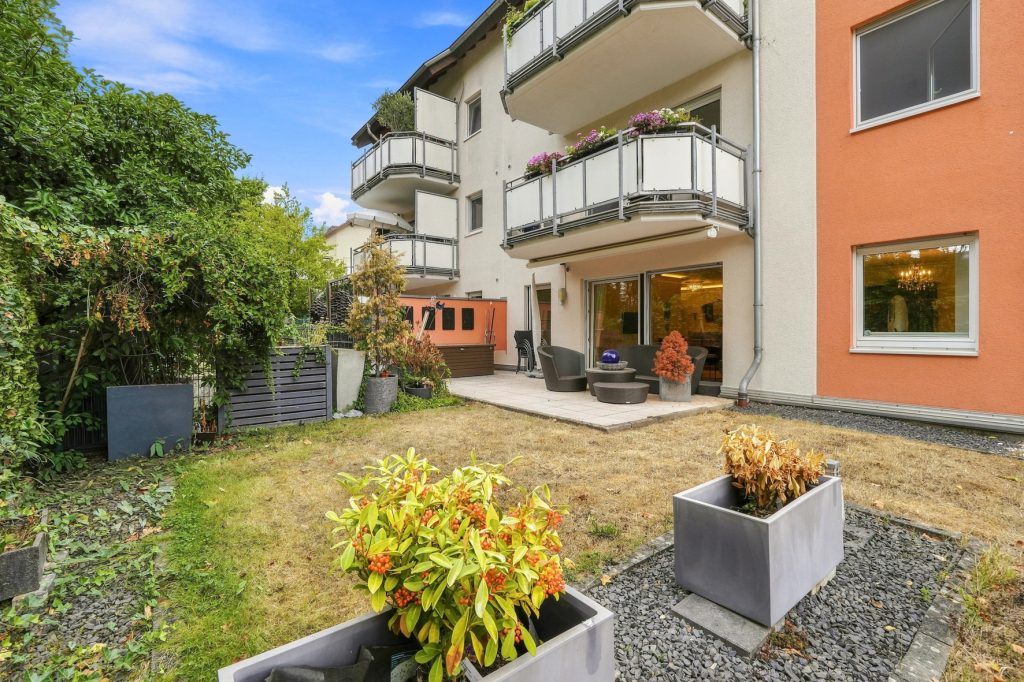 Gütelhöfer Immobilien - Immobilienangebot - Brühl - Alle - Bezugsfreie und stilvolle Erdgeschosswohnung mit Garten, Fußbodenheizung und Tiefgaragenstellplatz