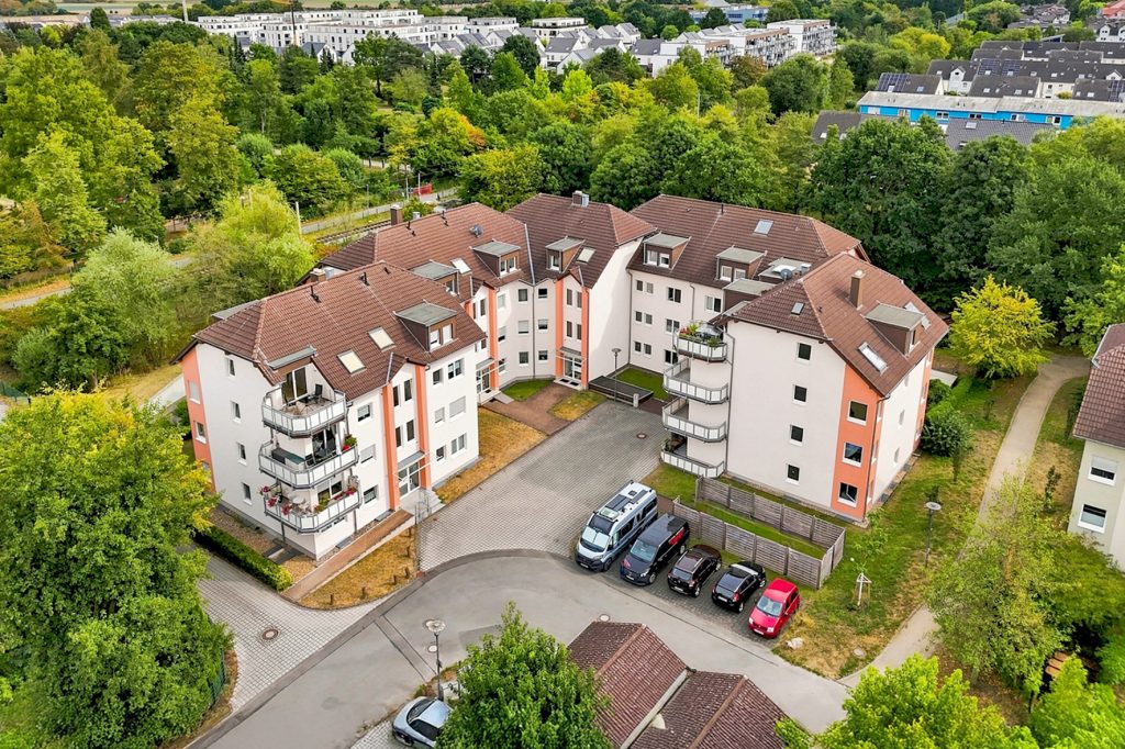 Gütelhöfer Immobilien - Immobilienangebot - Brühl - Alle - Bezugsfreie und stilvolle Erdgeschosswohnung mit Garten, Fußbodenheizung und Tiefgaragenstellplatz
