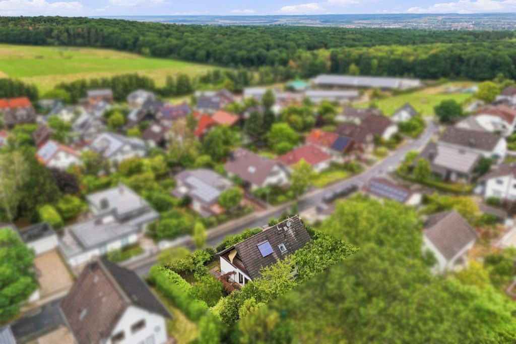 Gütelhöfer Immobilien - Immobilienangebot - Rheinbach / Merzbach - Alle - Bezugsfreies Einfamilienhaus mit zwei Wohnebenen, Garten, Balkon und Garage in Rheinbach / Merzbach