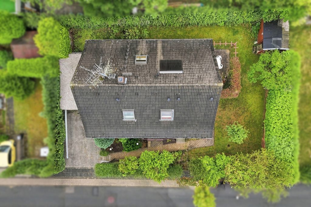 Gütelhöfer Immobilien - Immobilienangebot - Rheinbach / Merzbach - Alle - Bezugsfreies Einfamilienhaus mit zwei Wohnebenen, Garten, Balkon und Garage in Rheinbach / Merzbach