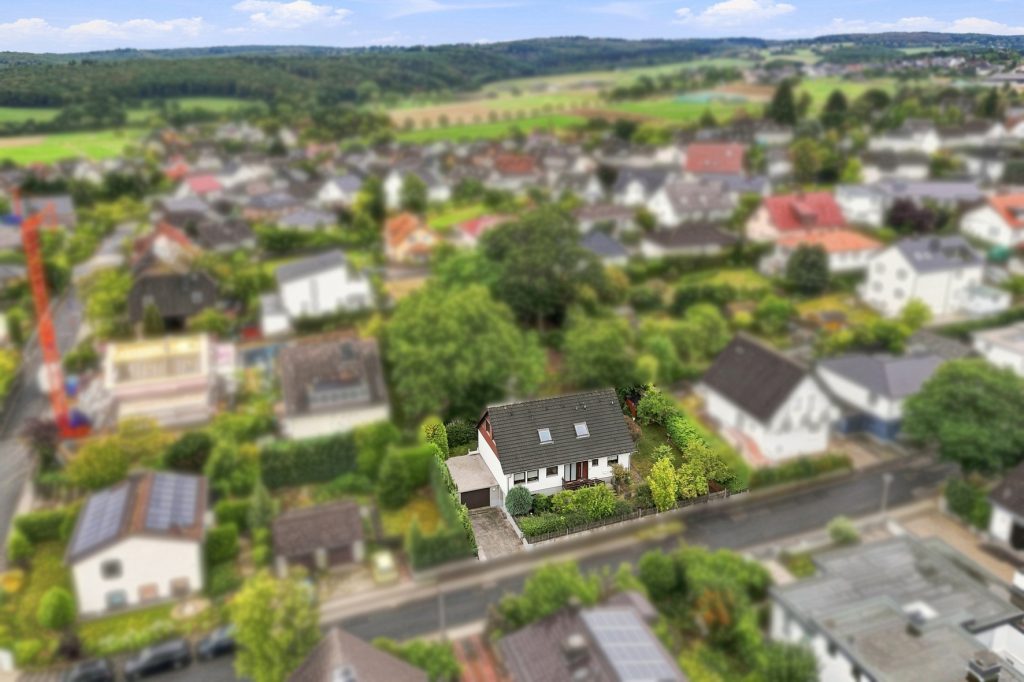 Gütelhöfer Immobilien - Immobilienangebot - Rheinbach / Merzbach - Alle - Bezugsfreies Einfamilienhaus mit zwei Wohnebenen, Garten, Balkon und Garage in Rheinbach / Merzbach