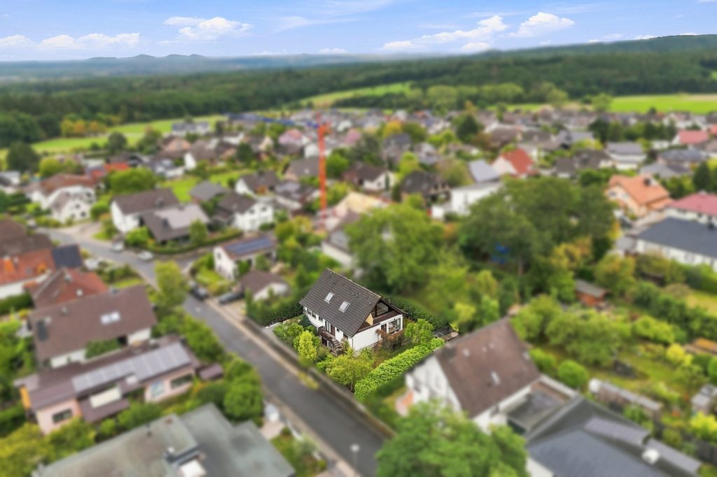 Gütelhöfer Immobilien - Immobilienangebot - Rheinbach / Merzbach - Alle - Bezugsfreies Einfamilienhaus mit zwei Wohnebenen, Garten, Balkon und Garage in Rheinbach / Merzbach
