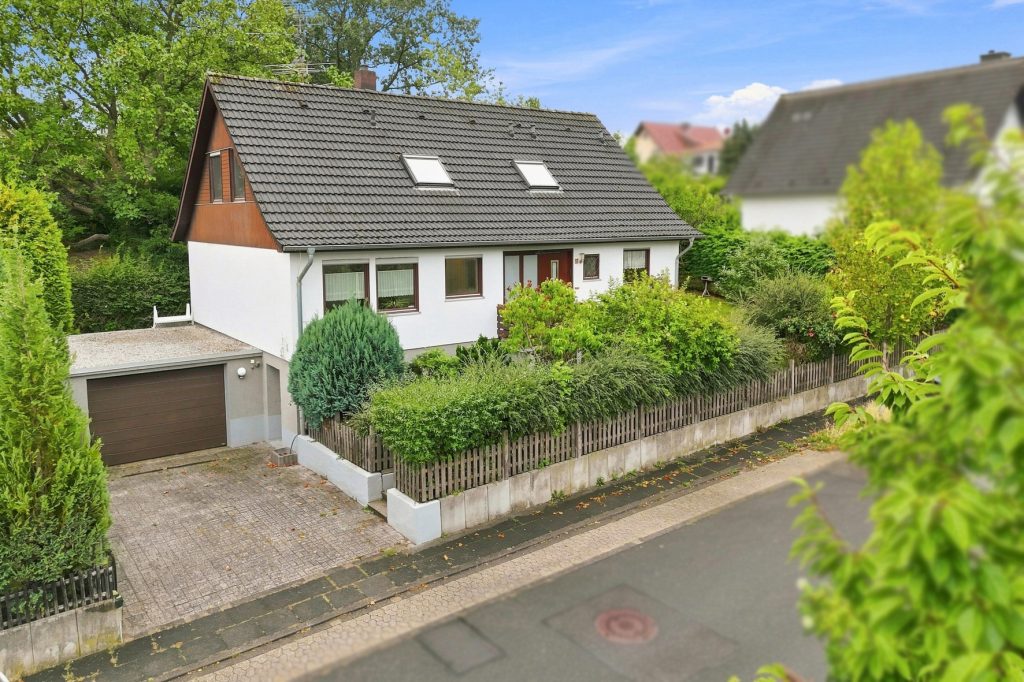 Gütelhöfer Immobilien - Immobilienangebot - Rheinbach / Merzbach - Alle - Bezugsfreies Einfamilienhaus mit zwei Wohnebenen, Garten, Balkon und Garage in Rheinbach / Merzbach