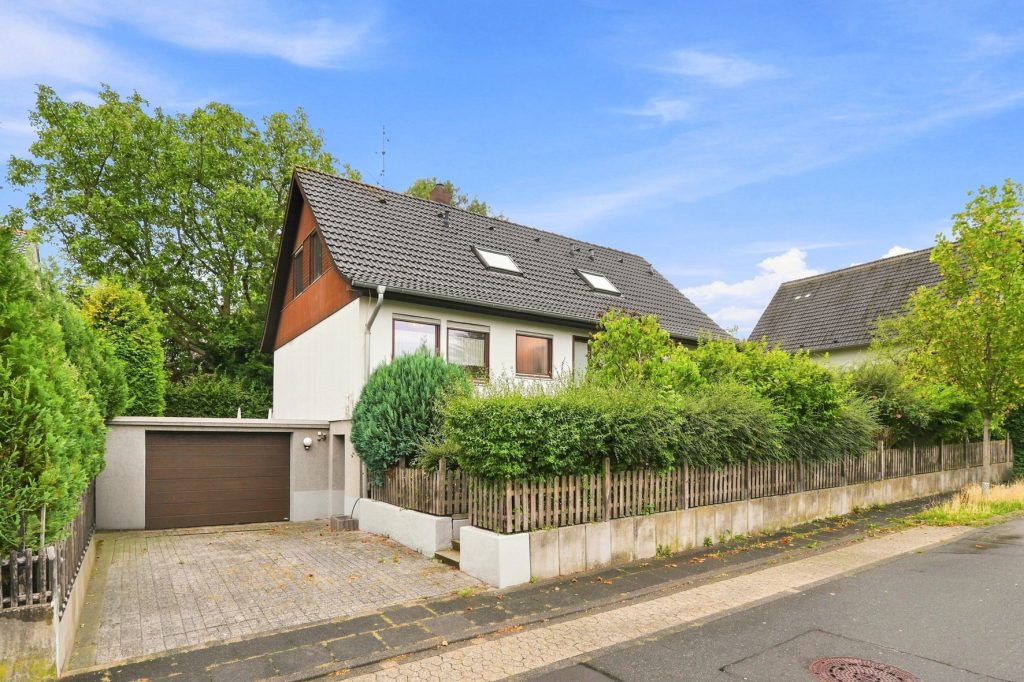 Gütelhöfer Immobilien - Immobilienangebot - Rheinbach / Merzbach - Alle - Bezugsfreies Einfamilienhaus mit zwei Wohnebenen, Garten, Balkon und Garage in Rheinbach / Merzbach