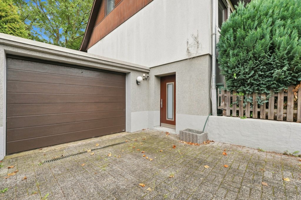 Gütelhöfer Immobilien - Immobilienangebot - Rheinbach / Merzbach - Alle - Bezugsfreies Einfamilienhaus mit zwei Wohnebenen, Garten, Balkon und Garage in Rheinbach / Merzbach