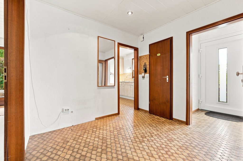 Gütelhöfer Immobilien - Immobilienangebot - Rheinbach / Merzbach - Alle - Bezugsfreies Einfamilienhaus mit zwei Wohnebenen, Garten, Balkon und Garage in Rheinbach / Merzbach