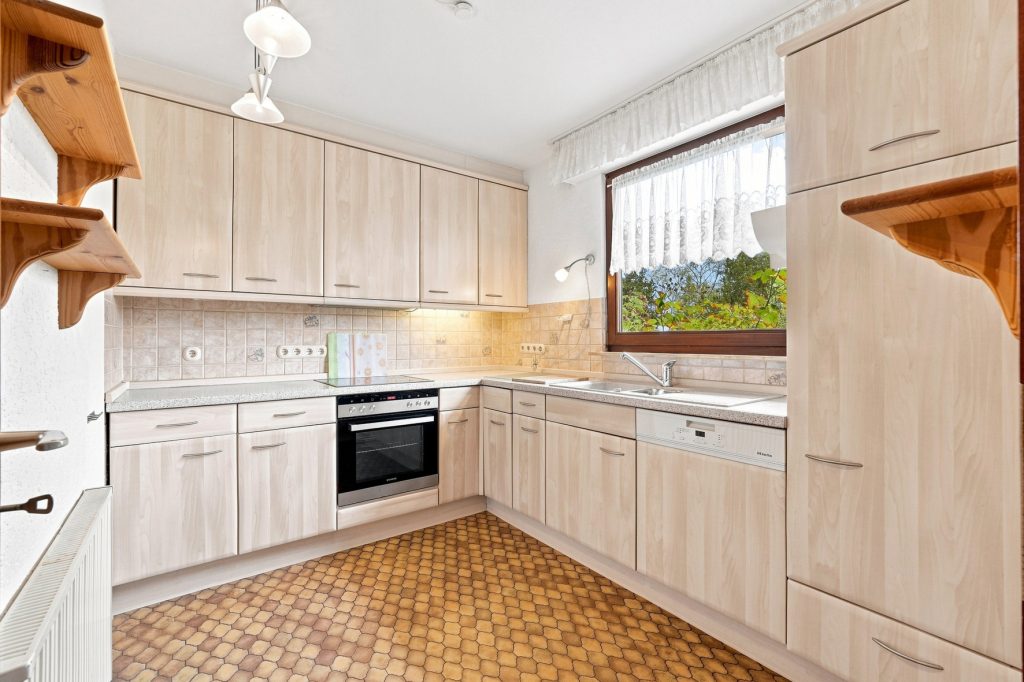 Gütelhöfer Immobilien - Immobilienangebot - Rheinbach / Merzbach - Alle - Bezugsfreies Einfamilienhaus mit zwei Wohnebenen, Garten, Balkon und Garage in Rheinbach / Merzbach