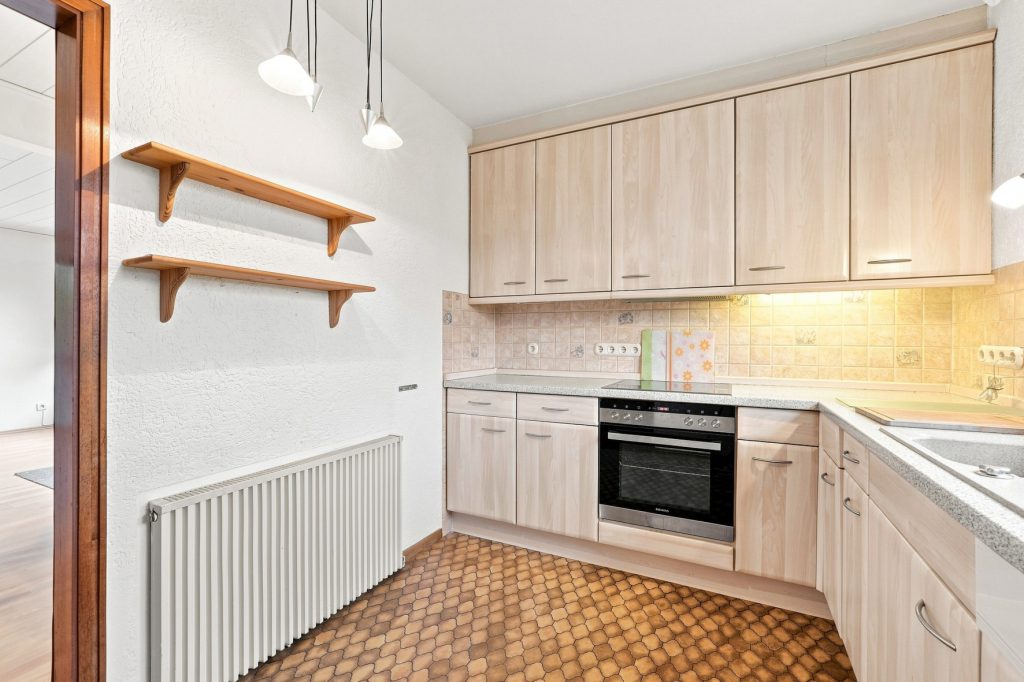 Gütelhöfer Immobilien - Immobilienangebot - Rheinbach / Merzbach - Alle - Bezugsfreies Einfamilienhaus mit zwei Wohnebenen, Garten, Balkon und Garage in Rheinbach / Merzbach
