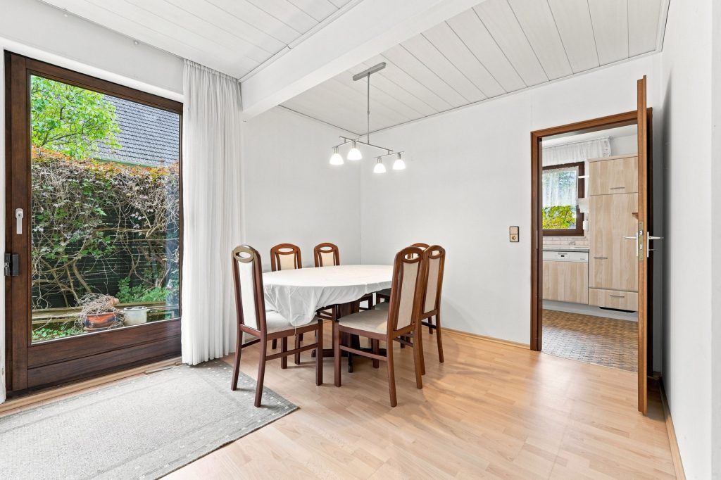 Gütelhöfer Immobilien - Immobilienangebot - Rheinbach / Merzbach - Alle - Bezugsfreies Einfamilienhaus mit zwei Wohnebenen, Garten, Balkon und Garage in Rheinbach / Merzbach