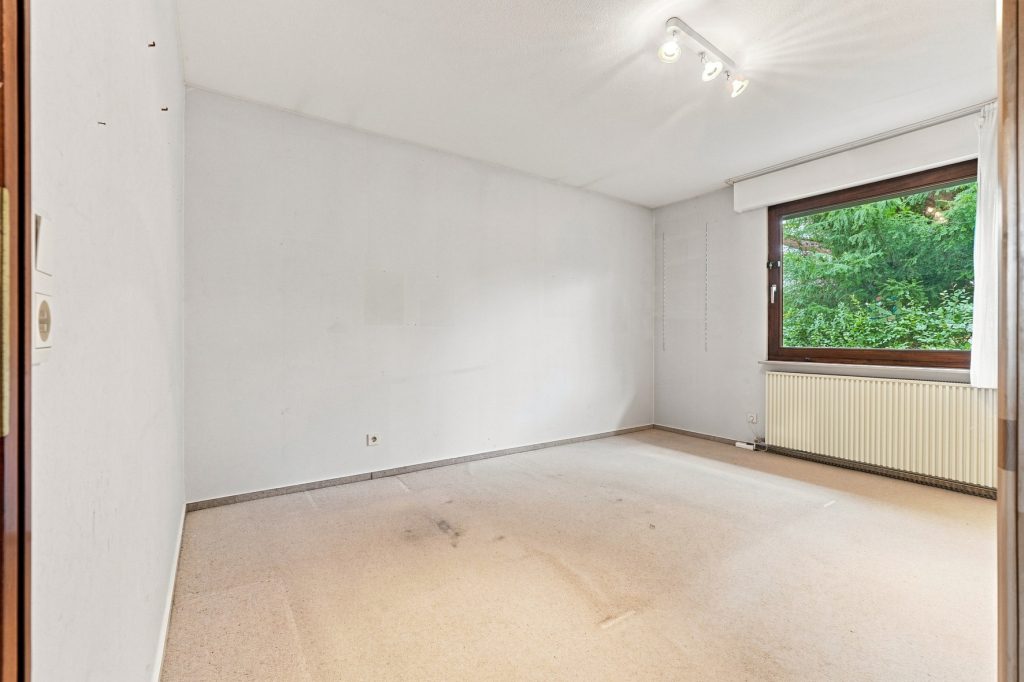 Gütelhöfer Immobilien - Immobilienangebot - Rheinbach / Merzbach - Alle - Bezugsfreies Einfamilienhaus mit zwei Wohnebenen, Garten, Balkon und Garage in Rheinbach / Merzbach