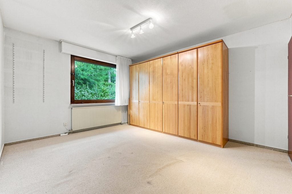 Gütelhöfer Immobilien - Immobilienangebot - Rheinbach / Merzbach - Alle - Bezugsfreies Einfamilienhaus mit zwei Wohnebenen, Garten, Balkon und Garage in Rheinbach / Merzbach