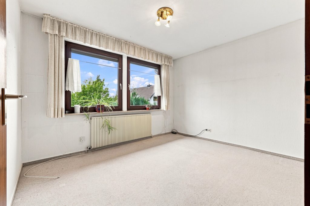 Gütelhöfer Immobilien - Immobilienangebot - Rheinbach / Merzbach - Alle - Bezugsfreies Einfamilienhaus mit zwei Wohnebenen, Garten, Balkon und Garage in Rheinbach / Merzbach