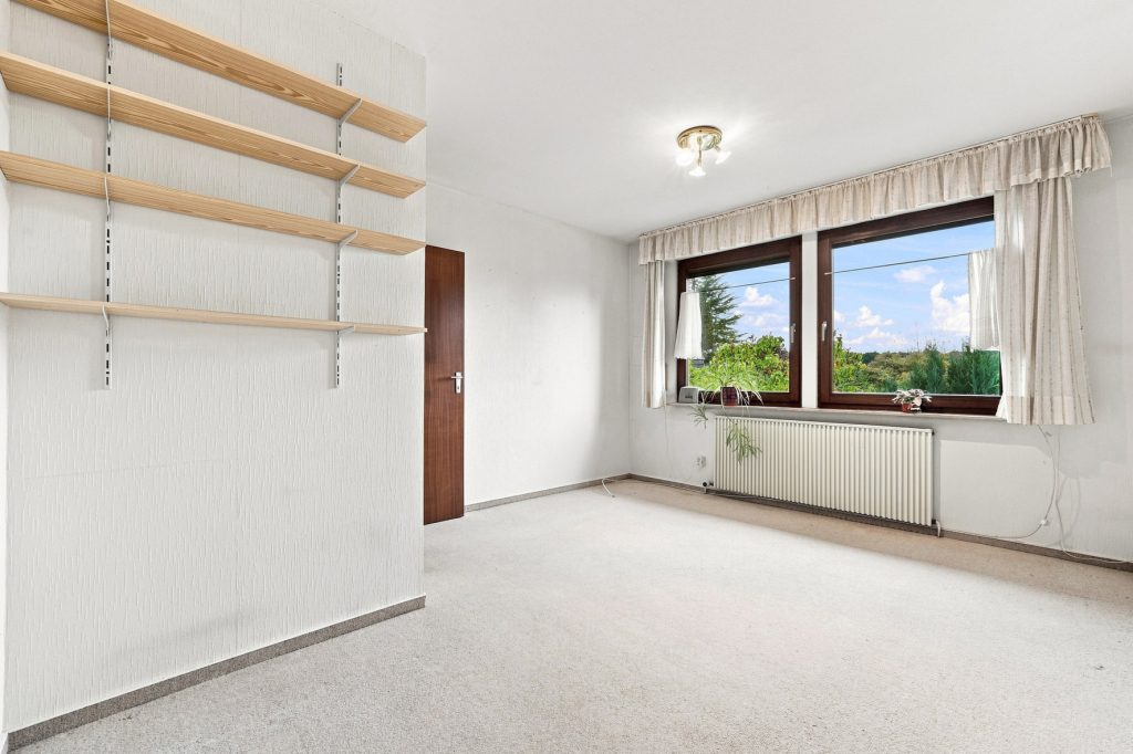 Gütelhöfer Immobilien - Immobilienangebot - Rheinbach / Merzbach - Alle - Bezugsfreies Einfamilienhaus mit zwei Wohnebenen, Garten, Balkon und Garage in Rheinbach / Merzbach