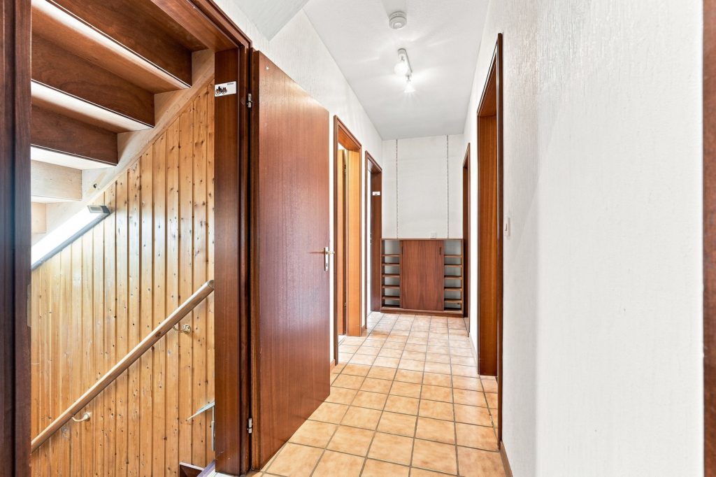 Gütelhöfer Immobilien - Immobilienangebot - Rheinbach / Merzbach - Alle - Bezugsfreies Einfamilienhaus mit zwei Wohnebenen, Garten, Balkon und Garage in Rheinbach / Merzbach