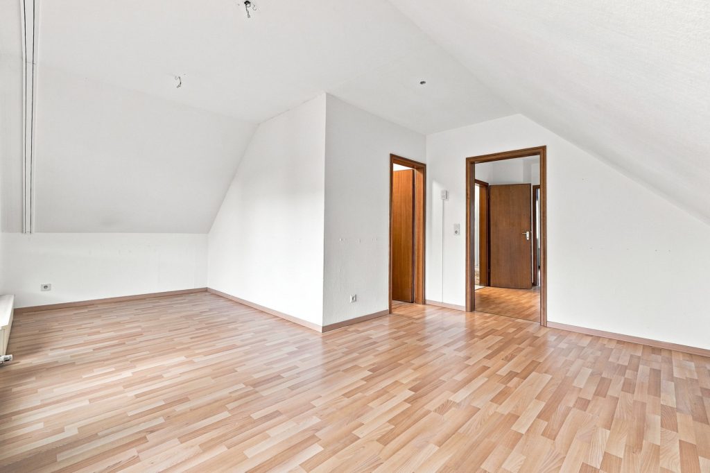 Gütelhöfer Immobilien - Immobilienangebot - Rheinbach / Merzbach - Alle - Bezugsfreies Einfamilienhaus mit zwei Wohnebenen, Garten, Balkon und Garage in Rheinbach / Merzbach