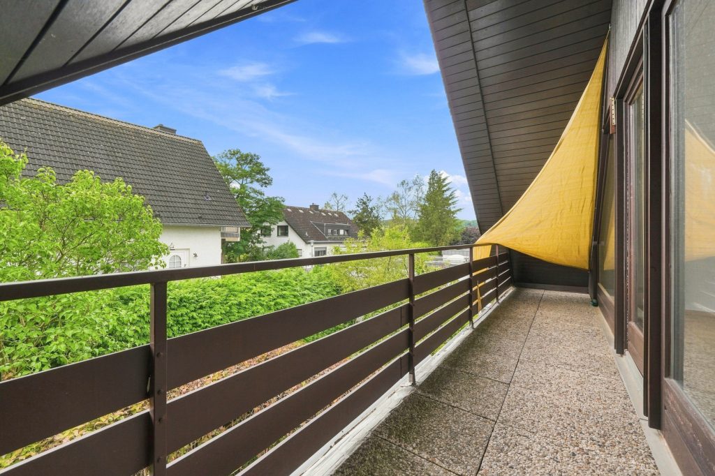 Gütelhöfer Immobilien - Immobilienangebot - Rheinbach / Merzbach - Alle - Bezugsfreies Einfamilienhaus mit zwei Wohnebenen, Garten, Balkon und Garage in Rheinbach / Merzbach