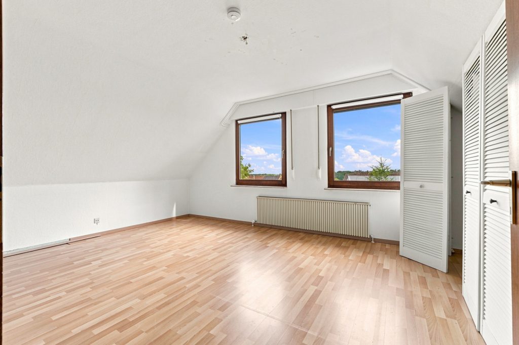 Gütelhöfer Immobilien - Immobilienangebot - Rheinbach / Merzbach - Alle - Bezugsfreies Einfamilienhaus mit zwei Wohnebenen, Garten, Balkon und Garage in Rheinbach / Merzbach