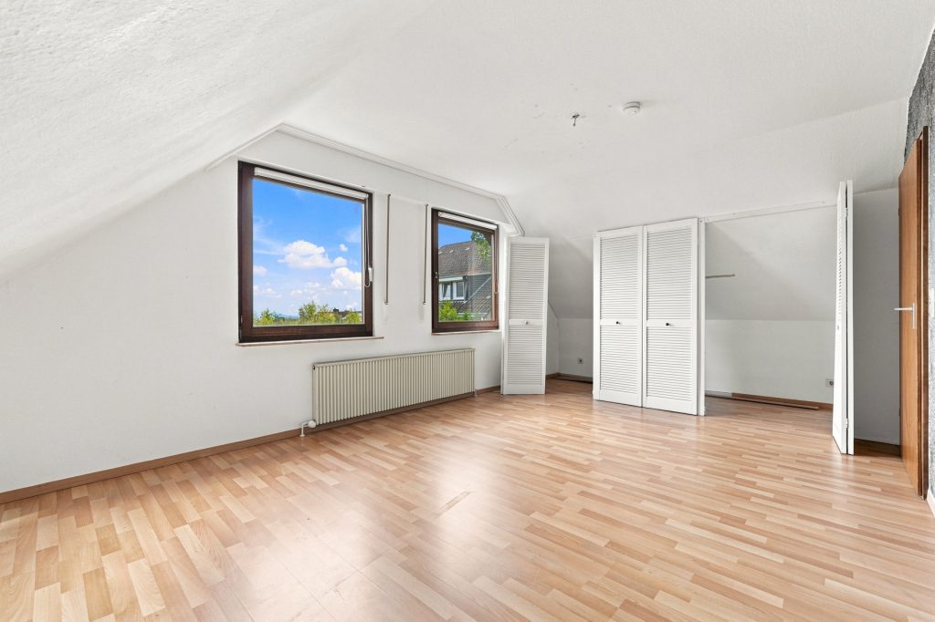 Gütelhöfer Immobilien - Immobilienangebot - Rheinbach / Merzbach - Alle - Bezugsfreies Einfamilienhaus mit zwei Wohnebenen, Garten, Balkon und Garage in Rheinbach / Merzbach