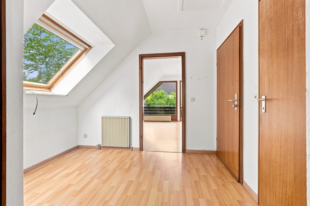 Gütelhöfer Immobilien - Immobilienangebot - Rheinbach / Merzbach - Alle - Bezugsfreies Einfamilienhaus mit zwei Wohnebenen, Garten, Balkon und Garage in Rheinbach / Merzbach