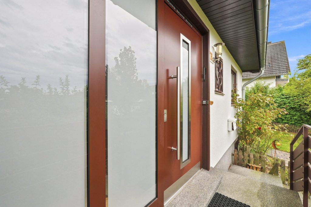 Gütelhöfer Immobilien - Immobilienangebot - Rheinbach / Merzbach - Alle - Bezugsfreies Einfamilienhaus mit zwei Wohnebenen, Garten, Balkon und Garage in Rheinbach / Merzbach