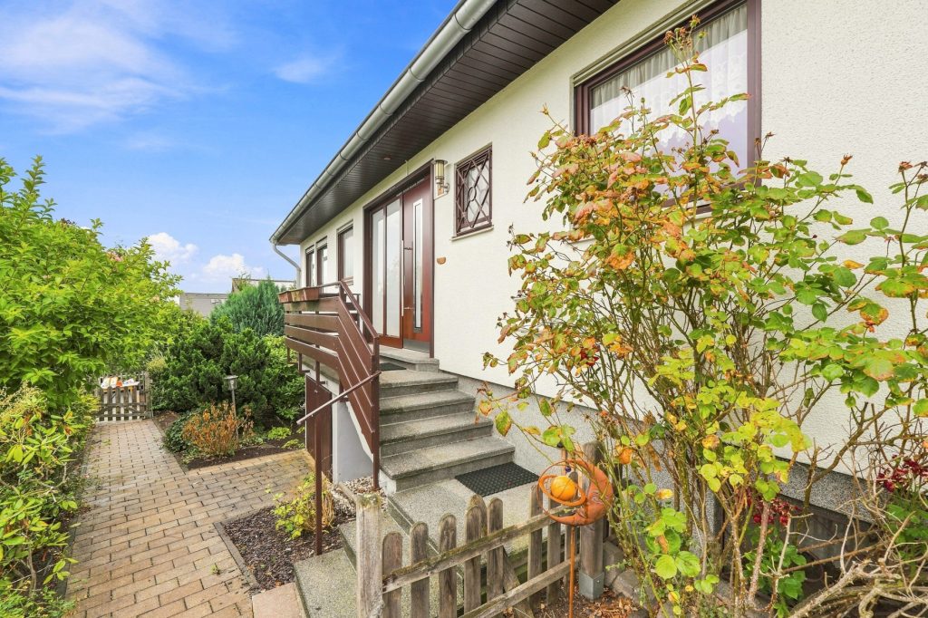 Gütelhöfer Immobilien - Immobilienangebot - Rheinbach / Merzbach - Alle - Bezugsfreies Einfamilienhaus mit zwei Wohnebenen, Garten, Balkon und Garage in Rheinbach / Merzbach