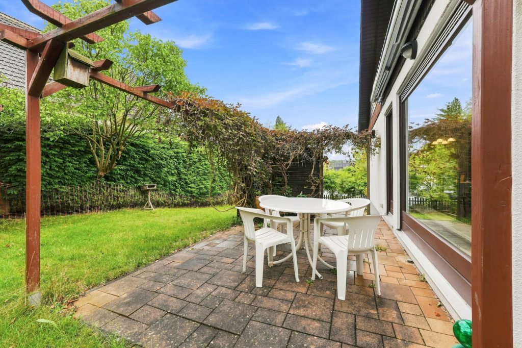 Gütelhöfer Immobilien - Immobilienangebot - Rheinbach / Merzbach - Alle - Bezugsfreies Einfamilienhaus mit zwei Wohnebenen, Garten, Balkon und Garage in Rheinbach / Merzbach