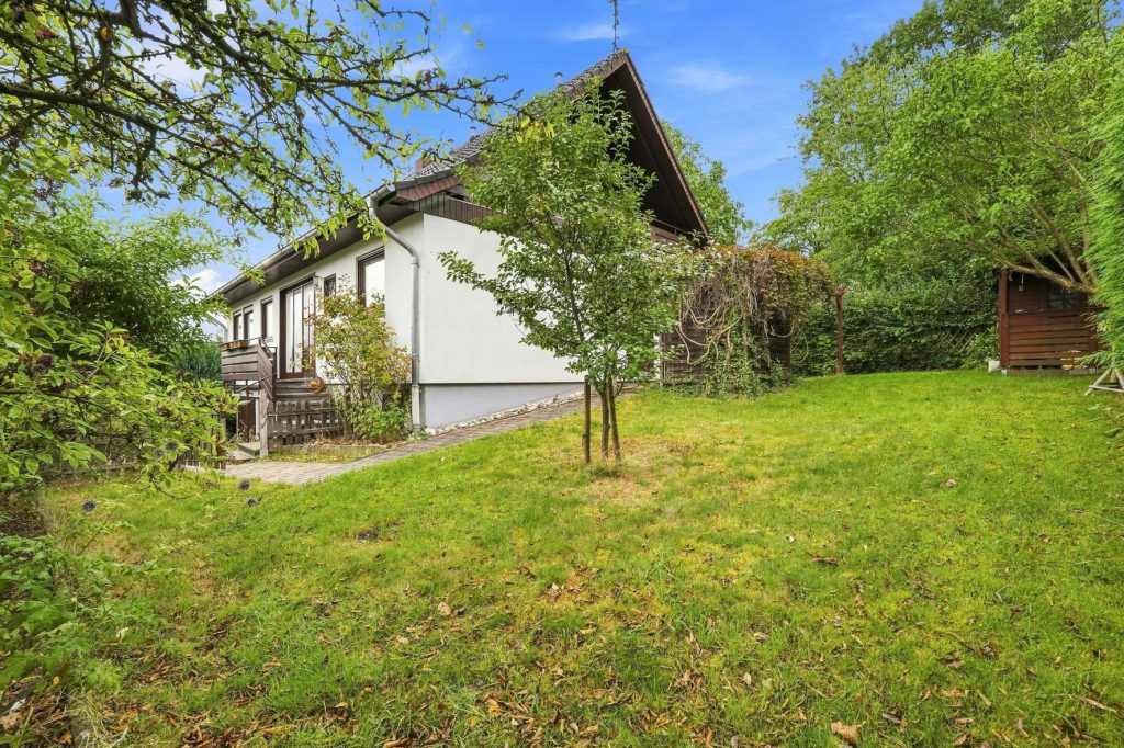 Gütelhöfer Immobilien - Immobilienangebot - Rheinbach / Merzbach - Alle - Bezugsfreies Einfamilienhaus mit zwei Wohnebenen, Garten, Balkon und Garage in Rheinbach / Merzbach