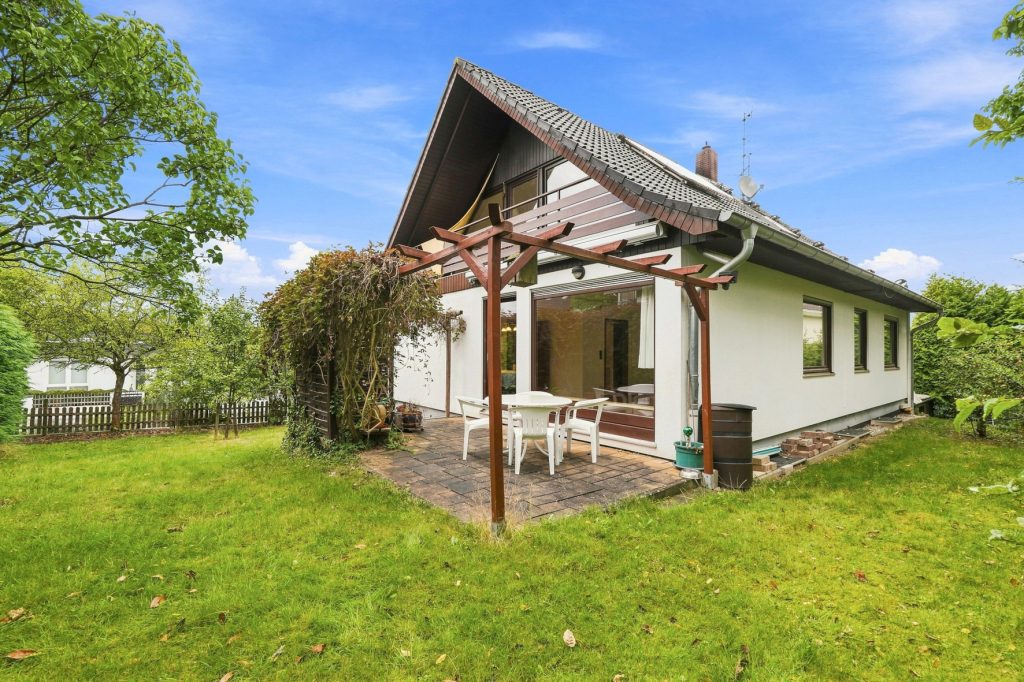 Gütelhöfer Immobilien - Immobilienangebot - Rheinbach / Merzbach - Alle - Bezugsfreies Einfamilienhaus mit zwei Wohnebenen, Garten, Balkon und Garage in Rheinbach / Merzbach