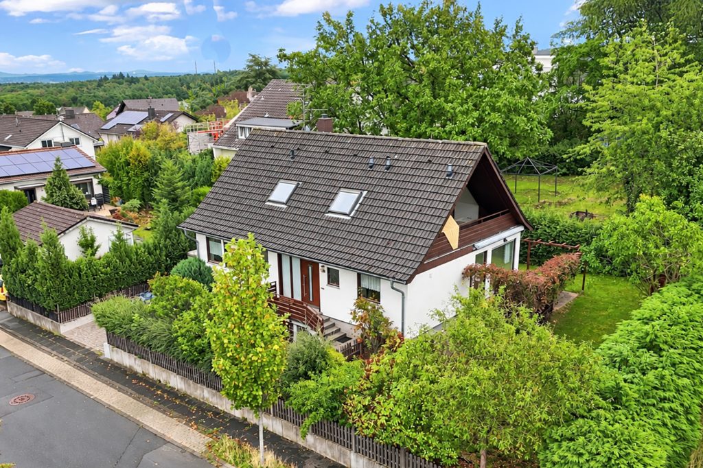 Gütelhöfer Immobilien - Immobilienangebot - Rheinbach / Merzbach - Alle - Bezugsfreies Einfamilienhaus mit zwei Wohnebenen, Garten, Balkon und Garage in Rheinbach / Merzbach