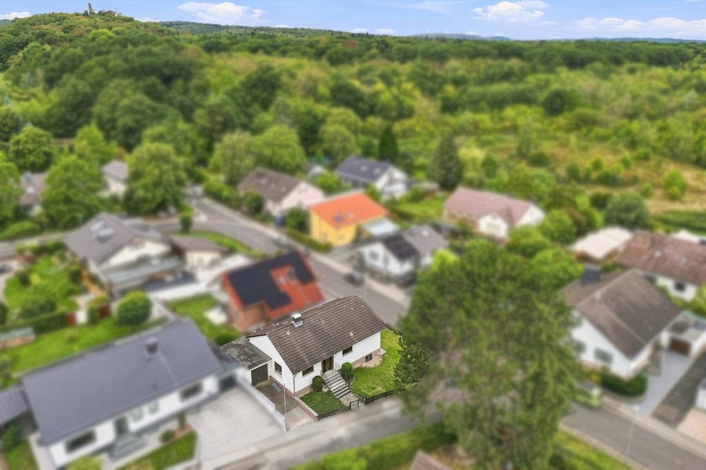 Gütelhöfer Immobilien - Immobilienangebot - Rheinbach / Wormersdorf - Alle - Freistehendes Einfamilienhaus mit Terrasse, Garage und viel Gestaltungspotenzial in Wormersdorf